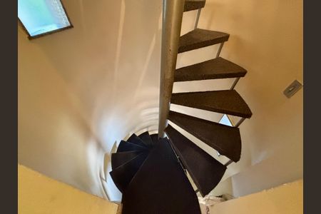 Casa à venda com 234m², 4 quartos e 1 vaga Casa à venda com 234m², 4 quartos e 1 vagaEscada