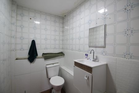 Casa de condomínio à venda com 250m², 3 quartos e 5 vagasBanheiro de Serviço 1