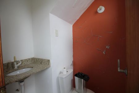 Casa de condomínio à venda com 250m², 3 quartos e 5 vagasBanheiro de Serviço 2