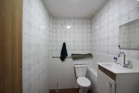 Casa de condomínio à venda com 250m², 3 quartos e 5 vagasBanheiro de Serviço 1