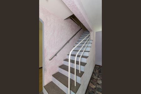 Casa à venda com 210m², 2 quartos e 4 vagasSala - Acesso ao 2º andar