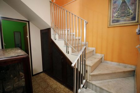 Sala - Escada 2º piso de casa para alugar com 4 quartos, 297m² em Brás de Pina, Rio de Janeiro