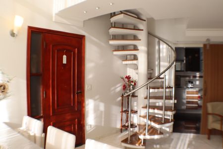 Apartamento para alugar com 240m², 3 quartos e 3 vagasEscada