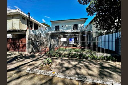 Casa à venda com 250m², 3 quartos e 2 vagas Casa à venda com 250m², 3 quartos e 2 vagasFachada