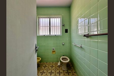 Casa à venda com 250m², 3 quartos e 2 vagas Casa à venda com 250m², 3 quartos e 2 vagasBanheiro