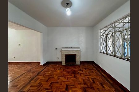 Casa à venda com 250m², 3 quartos e 2 vagas Casa à venda com 250m², 3 quartos e 2 vagasSala