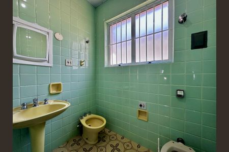 Casa à venda com 250m², 3 quartos e 2 vagas Casa à venda com 250m², 3 quartos e 2 vagasBanheiro