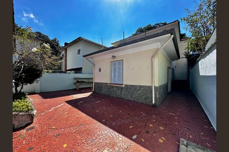 Casa à venda com 250m², 3 quartos e 2 vagas Casa à venda com 250m², 3 quartos e 2 vagasQuintal