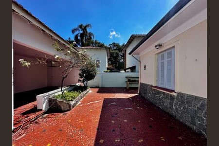 Casa à venda com 250m², 3 quartos e 2 vagas Casa à venda com 250m², 3 quartos e 2 vagasQuintal