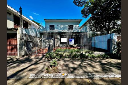 Casa à venda com 250m², 3 quartos e 2 vagas Casa à venda com 250m², 3 quartos e 2 vagasFachada