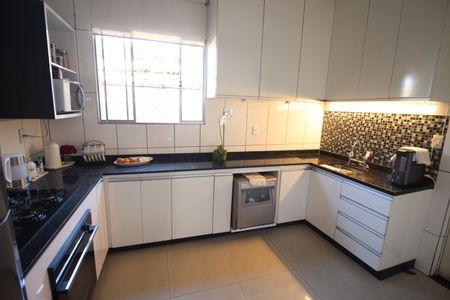 Casa à venda com 530m², 4 quartos e 4 vagasCozinha