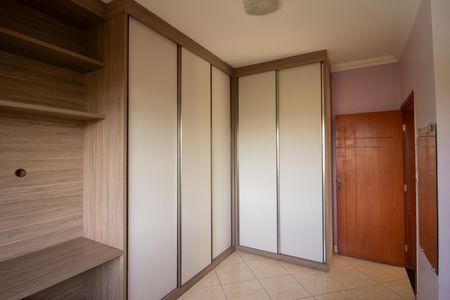 Casa à venda com 255m², 4 quartos e 7 vagasQuarto 2