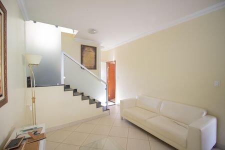 Sala de casa à venda com 4 quartos, 255m² em Tropical, Contagem