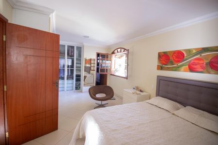 Casa à venda com 255m², 4 quartos e 7 vagasSuíte