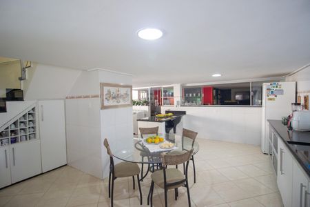 Casa à venda com 255m², 4 quartos e 7 vagasCozinha