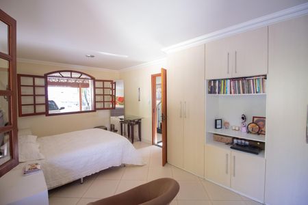 Casa à venda com 255m², 4 quartos e 7 vagasSuíte