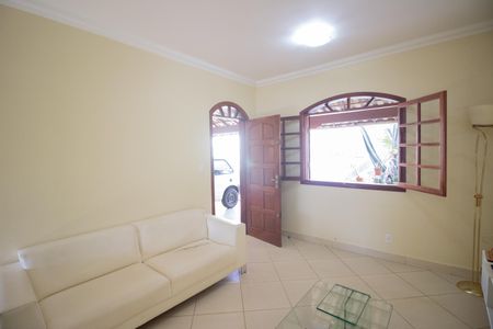 Sala de casa à venda com 4 quartos, 255m² em Tropical, Contagem