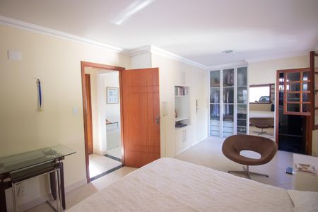 Casa à venda com 255m², 4 quartos e 7 vagasSuíte