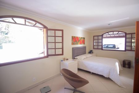 Casa à venda com 255m², 4 quartos e 7 vagasSuíte