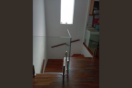 Casa à venda com 170m², 3 quartos e 2 vagas Casa à venda com 170m², 3 quartos e 2 vagasEscada