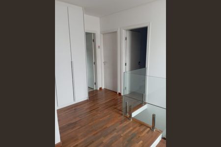 Casa à venda com 170m², 3 quartos e 2 vagas Casa à venda com 170m², 3 quartos e 2 vagasEscada