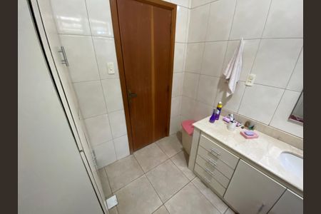 Casa à venda com 170m², 4 quartos e 2 vagasBanheiro 1