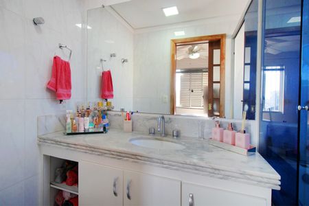 Apartamento à venda com 220m², 4 quartos e 2 vagasBanheiro da Suíte 1
