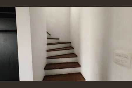 Casa de condomínio à venda com 110m², 3 quartos e 2 vagasEscada