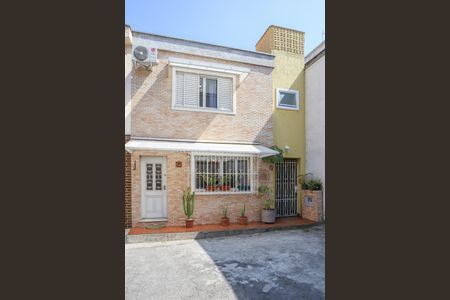 Casa à venda com 200m², 4 quartos e 1 vaga Casa à venda com 200m², 4 quartos e 1 vagaFachada