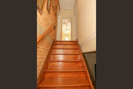 Casa à venda com 200m², 4 quartos e 1 vaga Casa à venda com 200m², 4 quartos e 1 vagaEscada