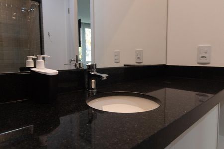 Banheiro de kitnet/studio para alugar com 1 quarto, 30m² em Centro Histórico, Porto Alegre