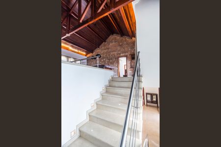 Casa de condomínio à venda com 1450m², 5 quartos e 3 vagasEscada