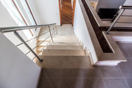 Casa de condomínio à venda com 1450m², 5 quartos e 3 vagasEscada