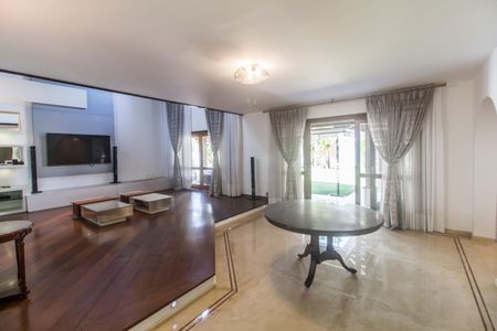 Sala de casa de condomínio à venda com 5 quartos, 1450m² em Residencial Cinco (alphaville), Santana de Parnaíba