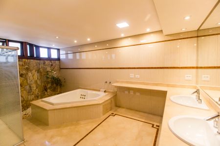 Casa de condomínio à venda com 1450m², 5 quartos e 3 vagasBanheiro da Suíte