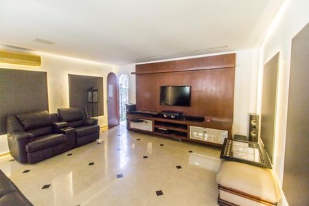 Casa de condomínio à venda com 1450m², 5 quartos e 3 vagasSala de TV