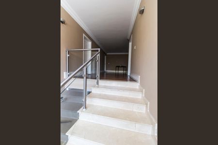 Casa de condomínio à venda com 695m², 5 quartos e 6 vagasEscada