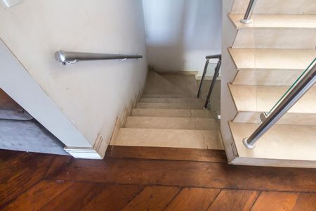 Casa de condomínio à venda com 695m², 5 quartos e 6 vagasEscada