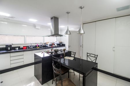 Casa de condomínio à venda com 695m², 5 quartos e 6 vagasCozinha