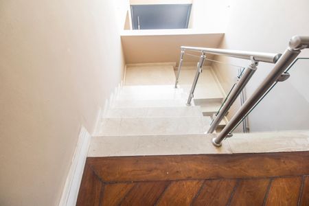 Casa de condomínio à venda com 695m², 5 quartos e 6 vagasEscada