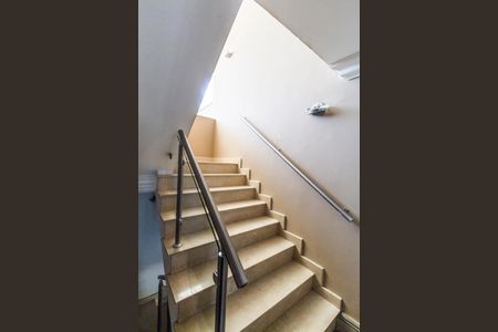 Casa de condomínio à venda com 695m², 5 quartos e 6 vagasEscada