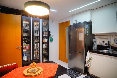 Apartamento à venda com 230m², 4 quartos e 4 vagas Apartamento à venda com 230m², 4 quartos e 4 vagasCozinha