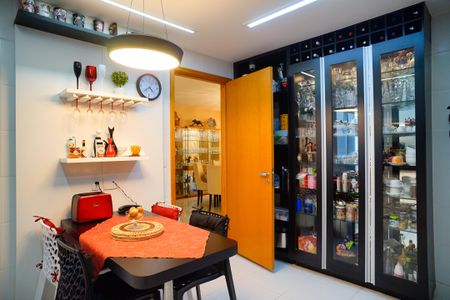 Apartamento à venda com 230m², 4 quartos e 4 vagas Apartamento à venda com 230m², 4 quartos e 4 vagasCozinha