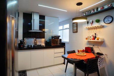 Apartamento à venda com 230m², 4 quartos e 4 vagas Apartamento à venda com 230m², 4 quartos e 4 vagasCozinha