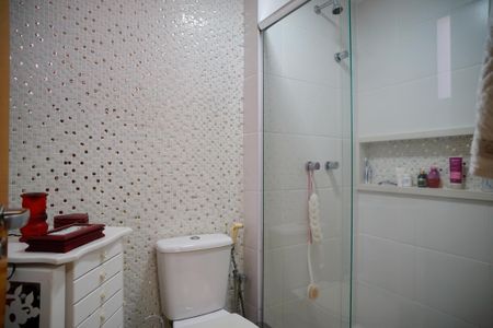 Apartamento à venda com 230m², 4 quartos e 4 vagas Apartamento à venda com 230m², 4 quartos e 4 vagasBanheiro da Suíte 1