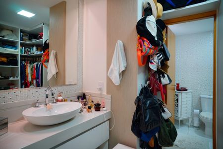 Apartamento à venda com 230m², 4 quartos e 4 vagas Apartamento à venda com 230m², 4 quartos e 4 vagasCloset da suíte 1