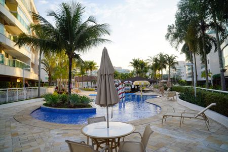 Apartamento à venda com 230m², 4 quartos e 4 vagas Apartamento à venda com 230m², 4 quartos e 4 vagasÁrea comum - Piscina