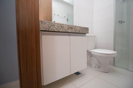 Banheiro  de kitnet/studio para alugar com 1 quarto, 36m² em Shcnw, Brasília