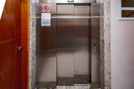 Área Comum - Elevador de apartamento para alugar com 2 quartos, 45m² em Santa Monica, Belo Horizonte