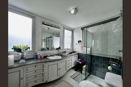 Apartamento para alugar com 210m², 3 quartos e 4 vagas Apartamento para alugar com 210m², 3 quartos e 4 vagasBanheiro da Suíte 1